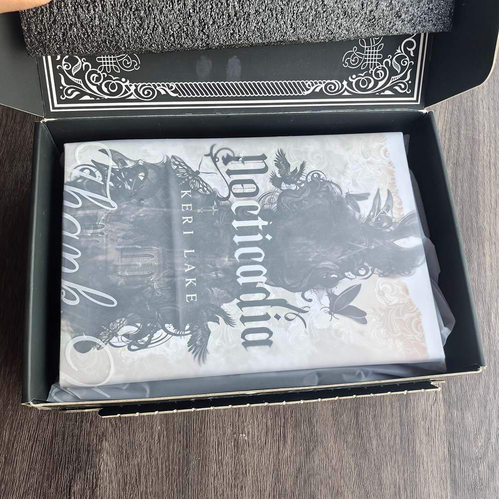 การพิมพ์หนังสือนิทานโรแมนติกพร้อมแจ็คเก็ตกันฝุ่นแบบพ่นขอบ