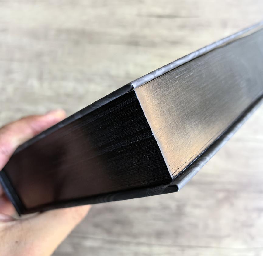 Books Signature Gilded Editions ใช้ฟอยล์โฮโลแกรมกับ Edge